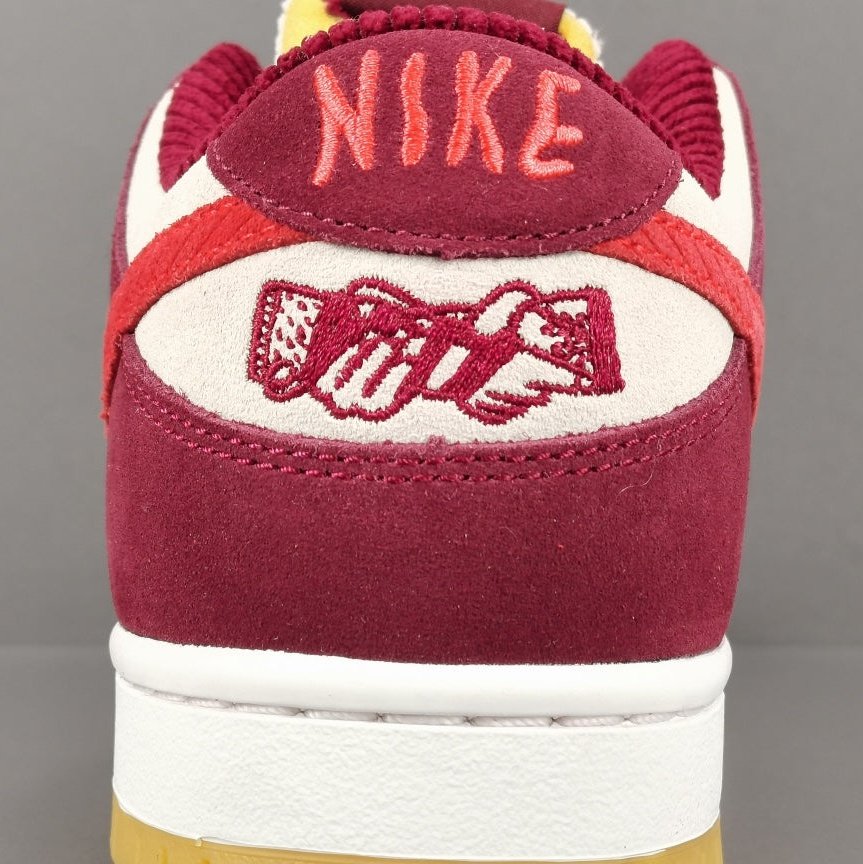 NIKE SB DUNK x SKATE LIKE A GIRL